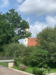 een gebouw met een klokkentoren in de verte bij Der Gschwendtnerhof in Valley