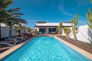 een zwembad in de achtertuin van een villa bij Villa Angelita in Playa Blanca