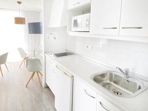 Η κουζίνα ή μικρή κουζίνα στο Apartamentos Morito Beach +9 φωτογραφίες