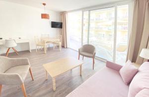 Μια τηλεόραση ή/και κέντρο ψυχαγωγίας στο Apartamentos Morito Beach