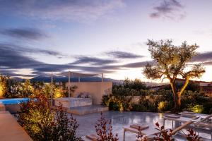 Бассейн в Villa Venetiko или поблизости +39 фотографий