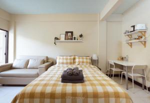 um quarto com uma cama com um chapéu em 204hideaway-Local Room with Street Food only 15 min walk to Skytrain em Banguecoque