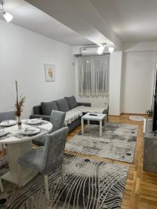 sala de estar con sofá y mesa en The Loft en Kumanovo