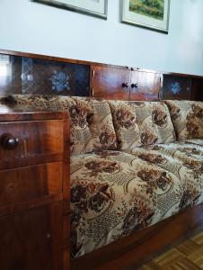 un letto con testiera in legno e cuscini sopra di POČITNIŠKA HIŠA KOG a Kog