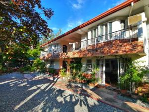 Elle offre une vue sur l'extérieur d'un bâtiment avec un balcon. dans l'établissement Monte Rio Gardens Bed & Breakfast, à Alaminos