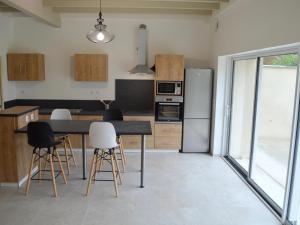 Fotografie z fotogalerie ubytování Gîte moderne de 100m² avec piscine partagée et jardin à Chalain-le-Comtal - FR-1-496-236 v destinaci Chalain-le-Comtal + 3 fotografie