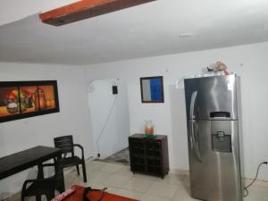 - une cuisine équipée d'un réfrigérateur en acier inoxydable dans l'établissement Hotel low cost, à La Dorada