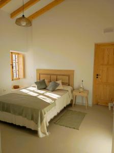 - une chambre avec un grand lit et une table dans l'établissement Casa Vacaciones ALMADRABA CABO COPE, à Águilas
