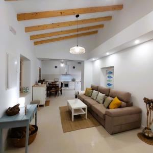 ein Wohnzimmer mit Sofa und Tisch in der Unterkunft Casa Vacaciones ALMADRABA CABO COPE in Águilas