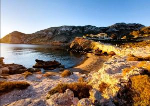 Blick auf einen Strand mit Felsen und Wasser in der Unterkunft Casa Vacaciones ALMADRABA CABO COPE in Águilas + 7 Fotos