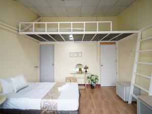 1 dormitorio con litera y escritorio en EZ Sleep @ Ratchada 19 en Bangkok