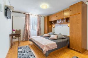 En eller flere senge i et værelse på Apartmani Medena, Cres