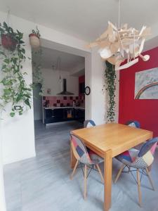 - une salle à manger avec une table et des chaises en bois dans l'établissement L'Appartamento Storico dal Design Moderno, à Faenza