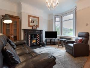 uma sala de estar com um sofá de couro e uma lareira em 2 Bed in Great Ayton 88045 em Great Ayton