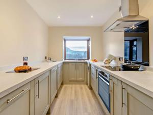 uma cozinha com um lavatório e um balcão com uma janela em 2 Bed in Great Ayton 88045 em Great Ayton