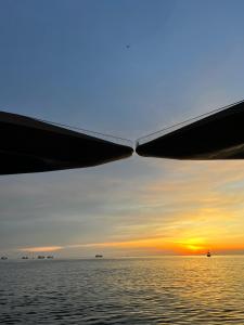 una vista de la puesta de sol desde el ala de un avión en Tiny House Phu Quoc, en Phu Quoc