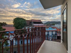 balcón con vistas a la ciudad en Casa Ambar Apartments, en Panamá
