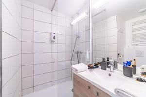 塞纳河畔伊夫里Break & Home Paris Italie Porte de Choisy的带水槽和淋浴的白色浴室