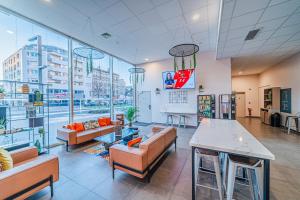 Habitación grande con muebles y ventana grande. en Break & Home Paris Italie Porte de Choisy, en Ivry-sur-Seine