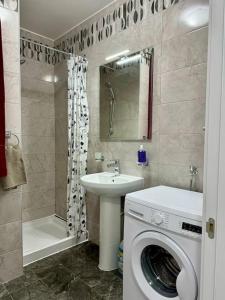 y baño con lavadora y lavamanos. en MIVE-Delux Three Bedroom Apartment in Marsaskala, en Marsaskala
