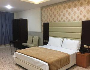 Кровать или кровати в номере OYO Al Taj Rest House
