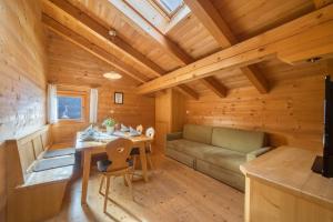 a room with a couch and a table in a cabin at Thalhof Kornigl in Ultimo