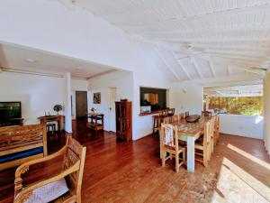 ブジオスにあるCASA DA EDINHAのテーブルと椅子のあるダイニングルーム