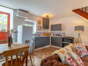 cocina y sala de estar con sofá y mesa en 2 Bed in South Molton 78303 en Kings Nympton