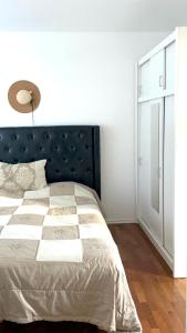 Schlafzimmer mit einem Bett mit einem schwarzen Kopfteil in der Unterkunft Villa LA in Landskrona