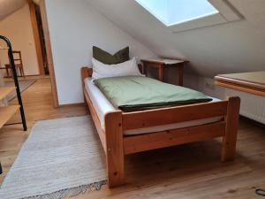 een houten bed in een kamer met een raam bij Landhaus Zirknitz in Sankt Stefan ob Stainz