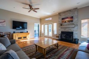 Televisyen dan/atau pusat hiburan di Balcony Suite Fraser Family Vineyard Stay in Amador