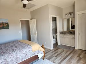 1 dormitorio con 1 cama y baño en 1BR Suite Overlooking Vineyard, en Plymouth