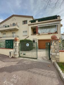 une maison avec une porte devant elle dans l'établissement AGENCIA appartement 2 Pièces lumineux terrasse, à Cannes