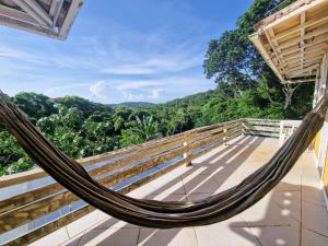 ブジオスにあるCASA DA EDINHAの森林を望むデッキ(ハンモック付)