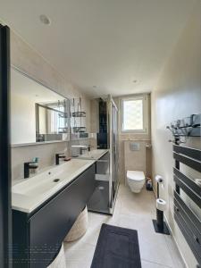 La salle de bains est pourvue d'un grand lavabo et de toilettes. dans l'établissement AGENCIA appartement 2 Pièces lumineux terrasse, à Cannes