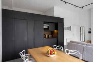 una sala da pranzo con tavolo e cesto di frutta di Modern Loft in Paris Montreuil a Montreuil