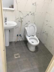 a bathroom with a toilet and a sink at جودي للغرف الفندقية المتميزة in Al Khobar