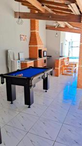 una habitación con mesa de ping pong en M&S eventos, en Itanhaém