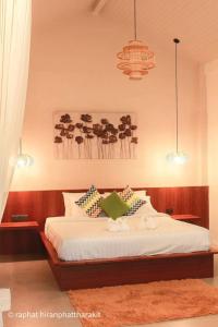 En eller flere senger på et rom på Tropical Crystal Villa with Terrace Kitchen