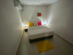 ein kleines Schlafzimmer mit einem Bett in einem weißen Zimmer in der Unterkunft posada sunrise view vacation home in Providencia