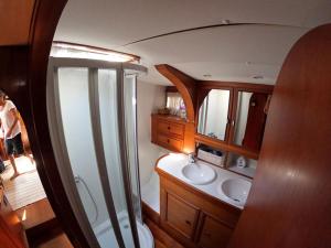 uma casa de banho com um lavatório, um WC e um chuveiro em Yachtsail Alicia 20 meter em Olbia