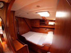 uma pequena cama na parte de trás de um barco em Yachtsail Alicia 20 meter em Olbia