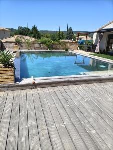 Bazén v ubytování La cabane des jours heureux nebo v jeho okolí