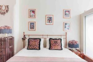 Llit o llits en una habitació de Bright & Spacious West London Apartment