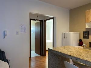 uma cozinha com um balcão e um frigorífico em Apartamento Inteiro Completo 2 Quartos com AC em Blumenau SC à 10min Vila Germânica em Blumenau