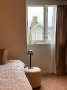 1 dormitorio con cama y ventana en Haugesund Urban Hotel en Haugesund