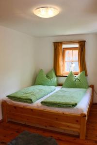 - une chambre avec un lit en bois et une fenêtre dans l'établissement Manggehof, à Grosshattenberg