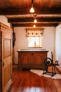 Cette chambre dispose d'une table en bois et d'une fenêtre. dans l'établissement Manggehof, à Grosshattenberg