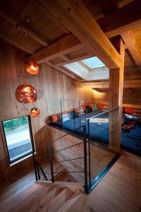 una camera con scala a chiocciola in una cabina di Chalet de montagne a Samoens avec jacuzzi et vue imprenable a Samoëns