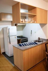 布宜諾斯艾利斯的住宿－Grecia 1，厨房配有白色冰箱和水槽